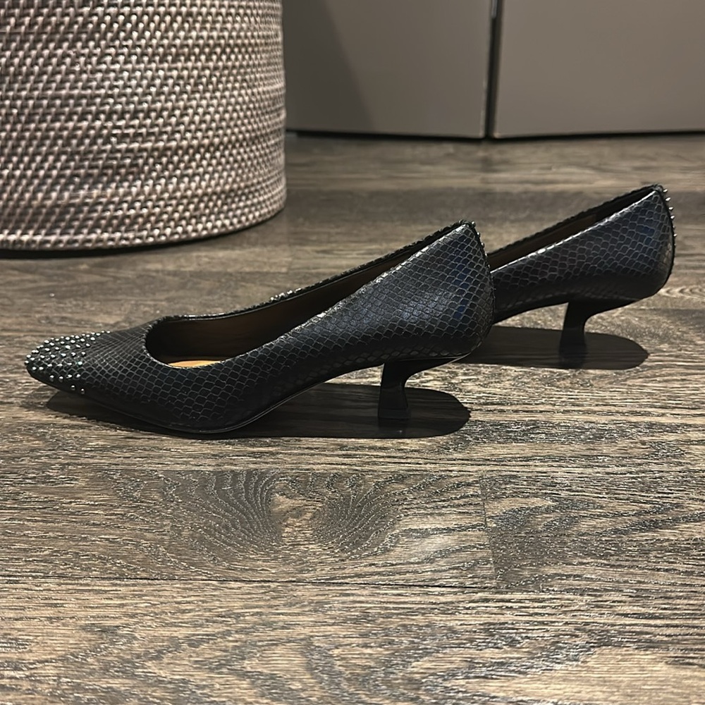 Edgy black leather snakeskin studded kitten heels pumps 6.5 - Picture 5 of 8